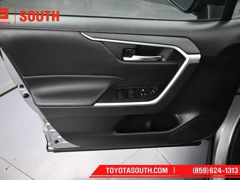 Used 2021 Toyota RAV4 XLE AWD/4WD image 17