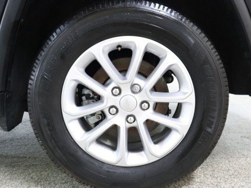 Used 2021 Jeep Grand Cherokee Laredo AWD/4WD image 18