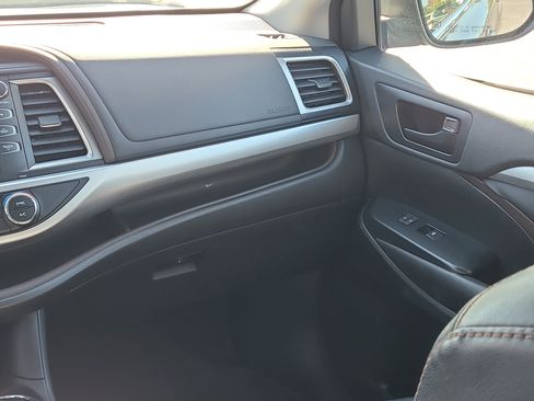 Used 2017 Toyota Highlander LE image 20