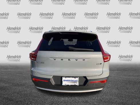 Used 2025 Volvo XC40 B5 Core image 9