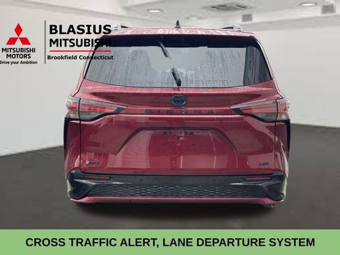 Used 2025 Toyota Sienna XSE w/ XSE Plus Package image 8