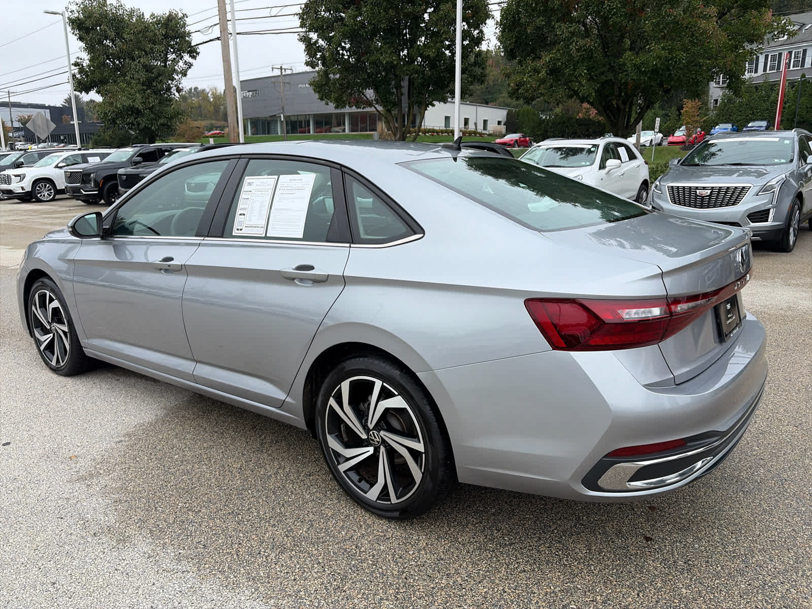 Used 2025 Volkswagen Jetta SEL FWD image 2