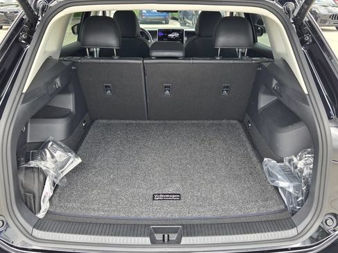 Certified 2026 Volkswagen Tiguan SE w/ Panoramic Sunroof Package FWD image 16