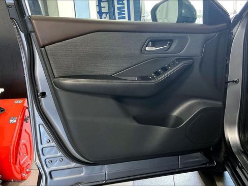 Used 2021 Nissan Rogue SV AWD/4WD image 9