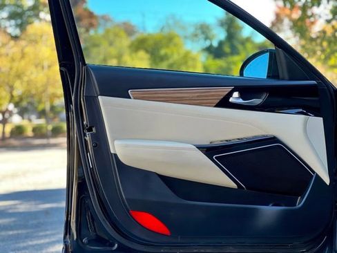 Used 2019 Kia Cadenza Premium image 12