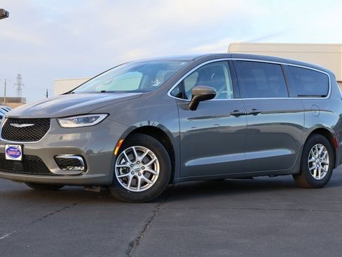 Used 2023 Chrysler Pacifica Touring-L image 14