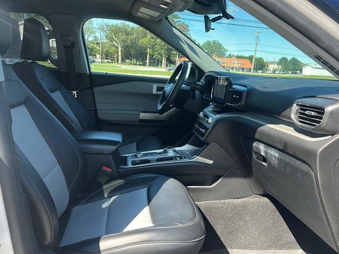 Used 2023 Ford Explorer XLT w/ Equipment Group 202A AWD/4WD image 13