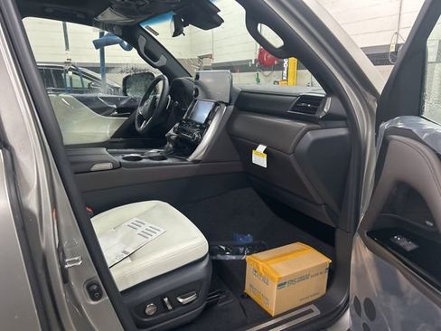 New 2026 Lexus LX 600 4WD w/ Luxury Package image 10