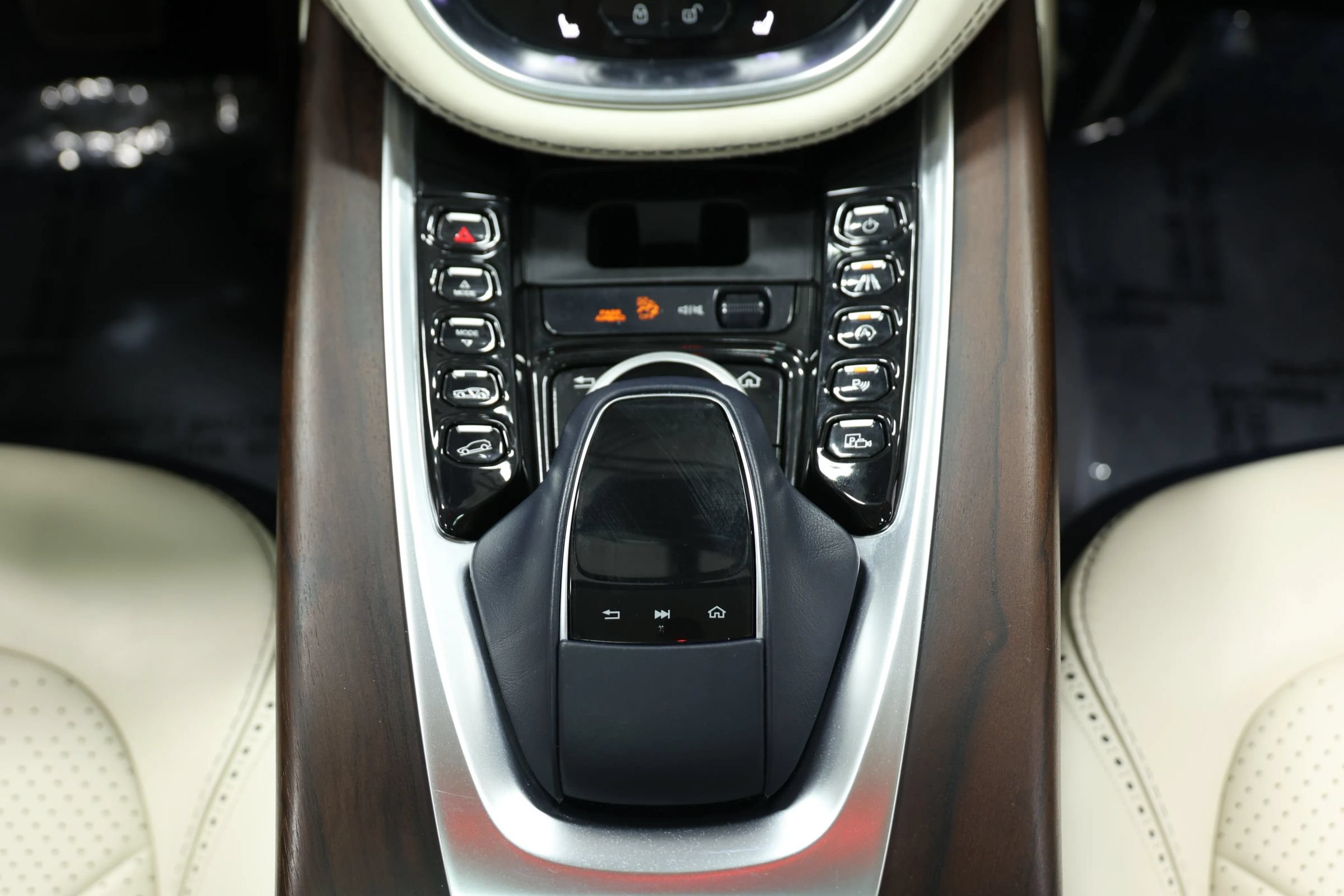 Used 2021 Aston Martin DBX AWD/4WD image 39