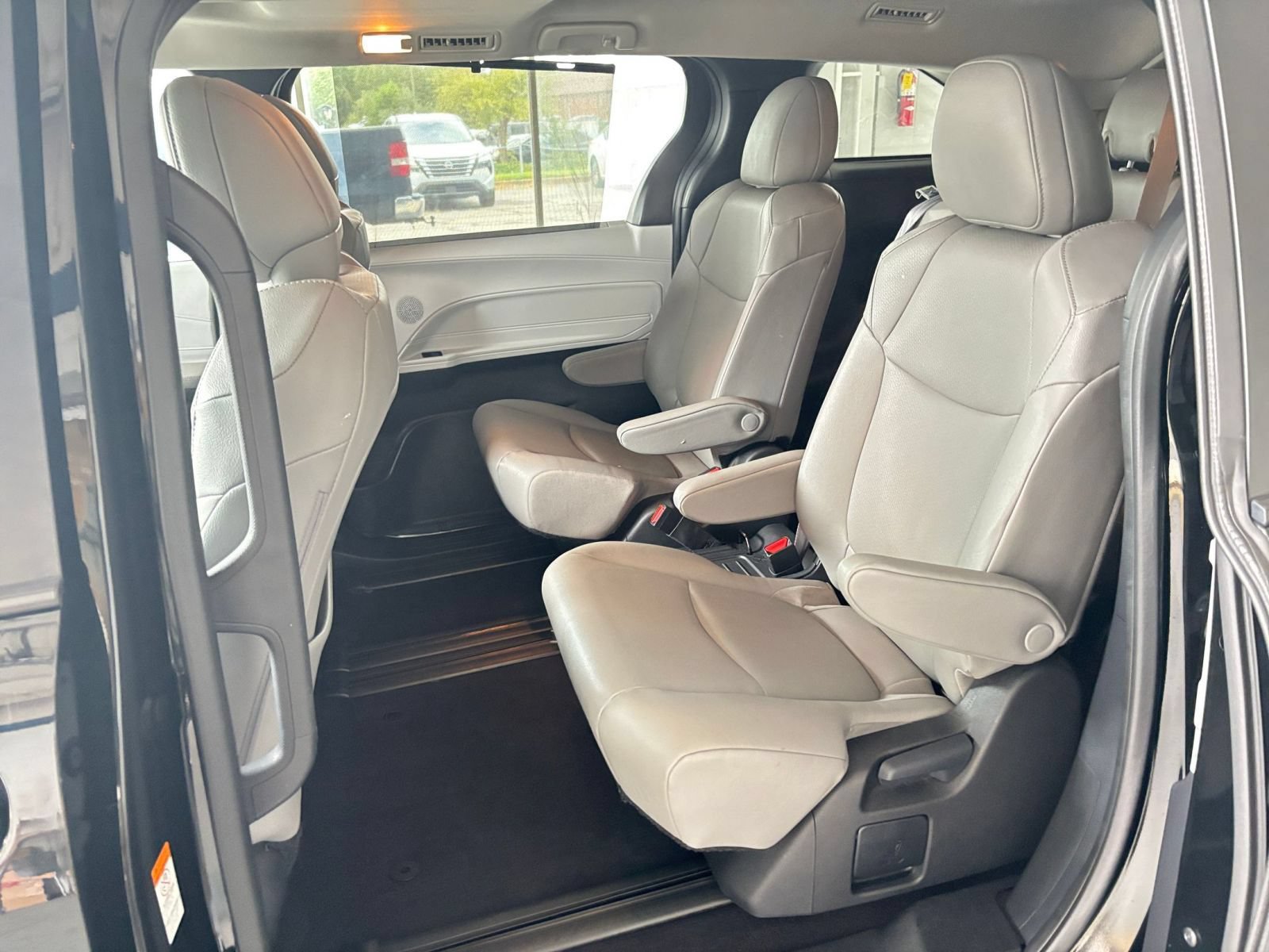 Used 2025 Toyota Sienna XLE FWD image 26