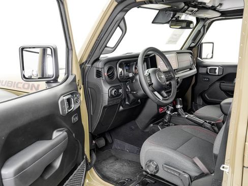 Used 2025 Jeep Wrangler Unlimited Rubicon w/ Convenience Group AWD/4WD image 9