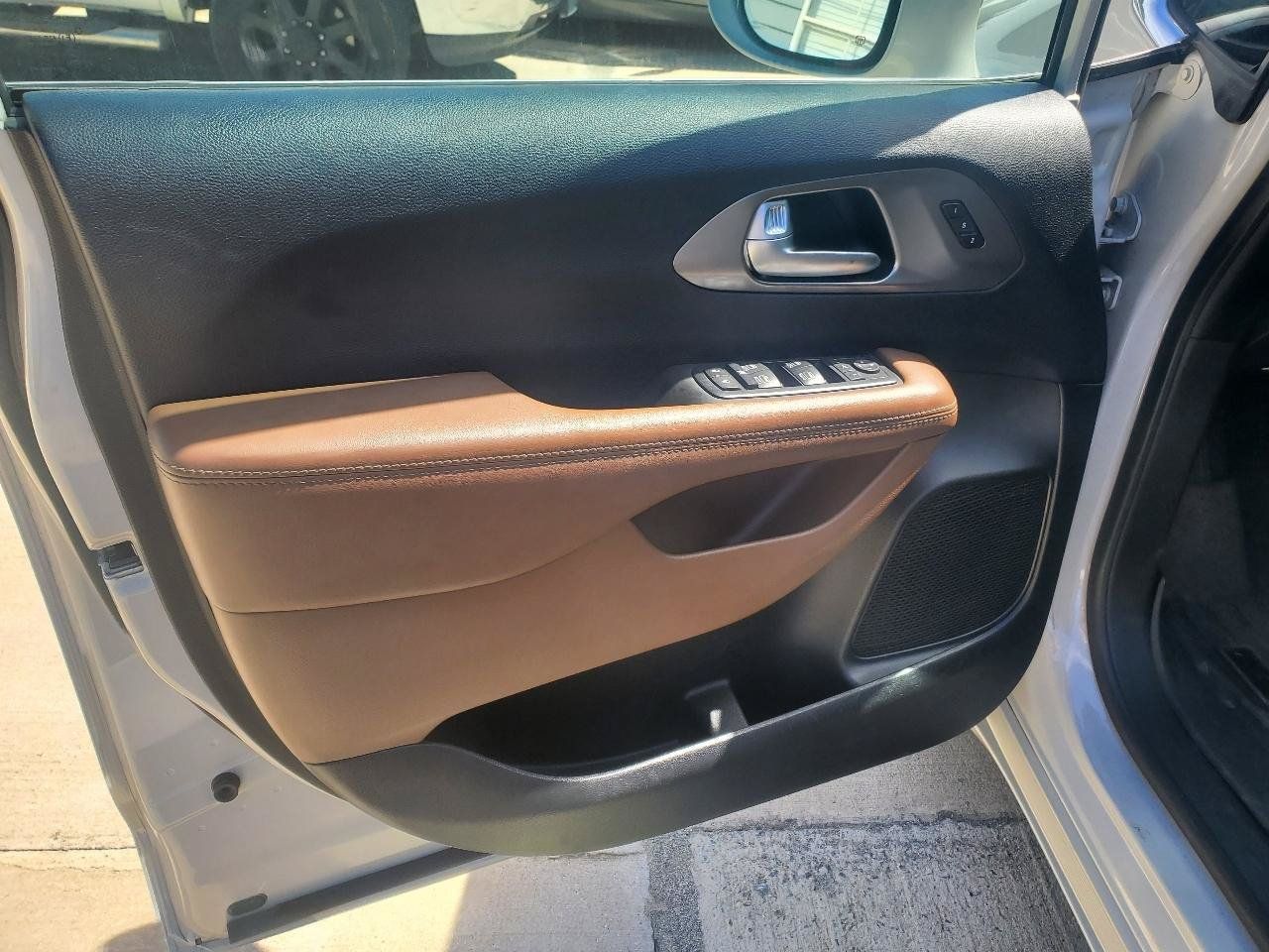 Used 2017 Chrysler Pacifica Limited FWD image 20