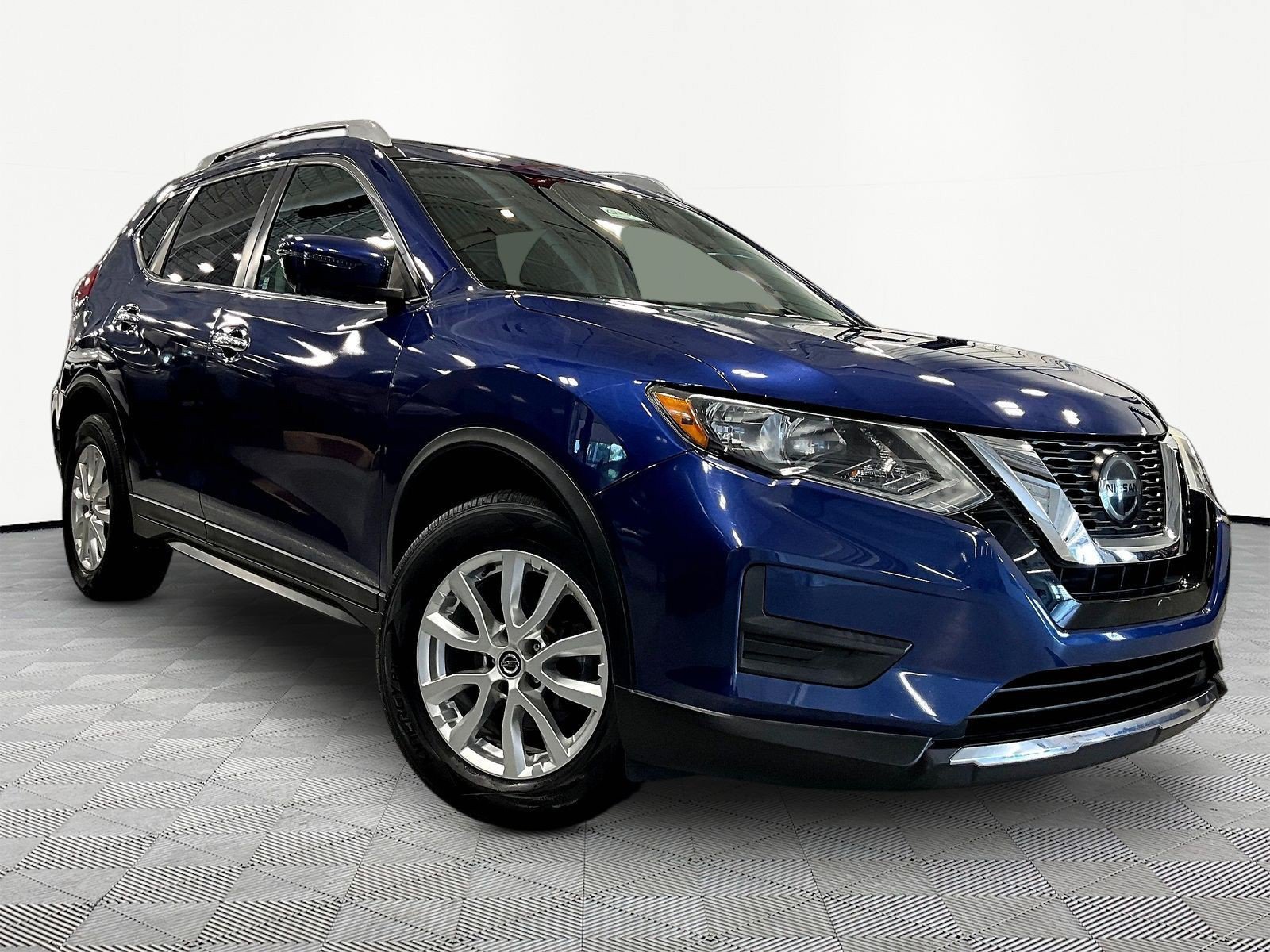 Used 2018 Nissan Rogue SV w/ Sun & Sound Touring Package AWD/4WD image 3