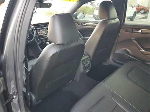 Certified 2022 Volkswagen Passat 2.0T R-Line image 8