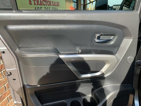 Used 2016 Nissan Titan SL image 22