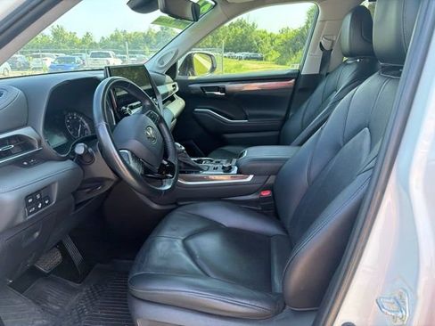 Used 2021 Toyota Highlander Limited AWD/4WD image 10