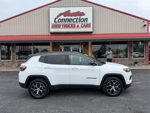 Used 2024 Jeep Compass Limited AWD/4WD image 3