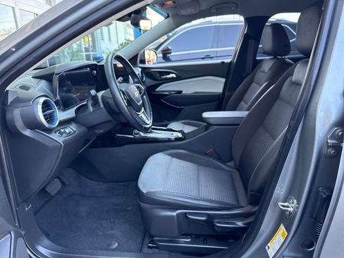 Certified 2024 Chevrolet Trax LT w/ Driver Confidence Package FWD image 9