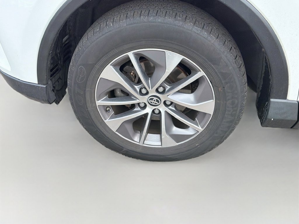 Used 2018 Toyota RAV4 LE AWD/4WD image 30