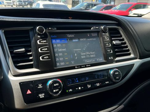 Used 2019 Toyota Highlander SE w/ Carpet Mat Package (TMS) FWD image 27