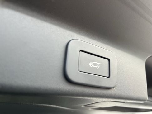 Used 2024 Jaguar F-PACE R-Dynamic S image 40