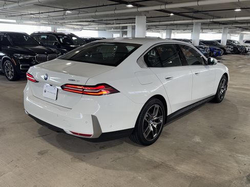 Used 2025 BMW i5 eDrive40i w/ Premium Package RWD image 8