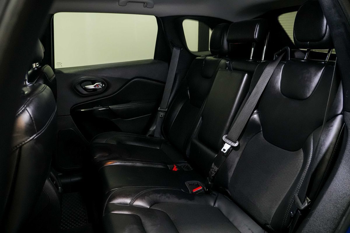 Used 2020 Jeep Cherokee Latitude Plus FWD image 14