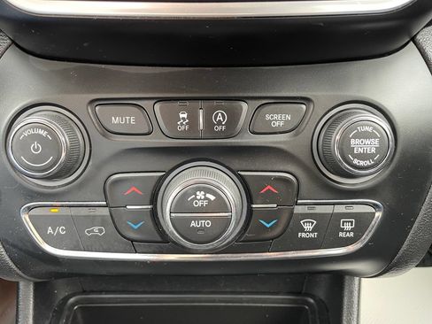 Used 2019 Jeep Cherokee Latitude Plus AWD/4WD image 18