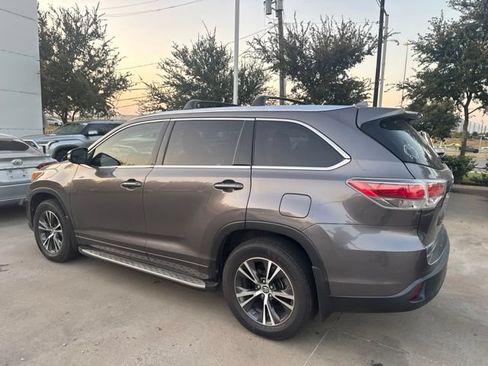 Used 2016 Toyota Highlander XLE FWD image 4