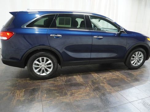 Used 2017 Kia Sorento FWD w/ LX Convenience Package image 4