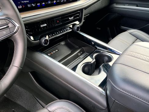 Used 2025 Chevrolet Tahoe High Country AWD/4WD image 32