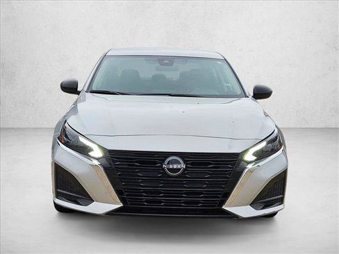 Used 2025 Nissan Altima 2.5 SV FWD image 2