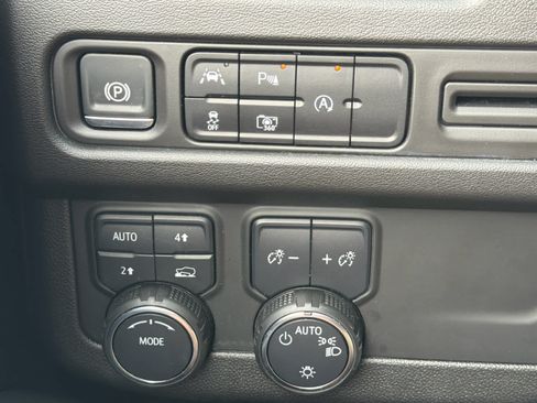 Certified 2024 Chevrolet Suburban RST w/ Luxury Package AWD/4WD image 24