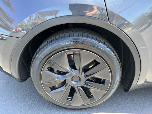 Used 2025 Tesla Model Y Long Range AWD/4WD image 82