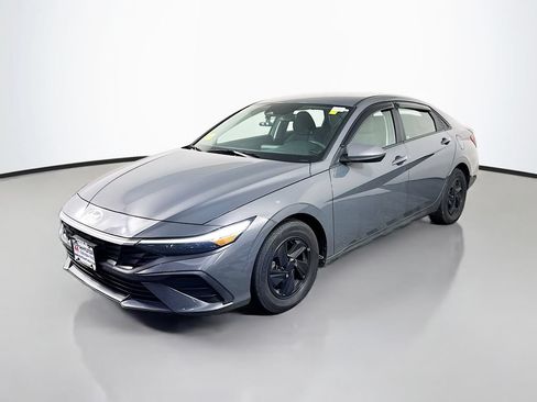 Used 2024 Hyundai Elantra SE FWD image 2