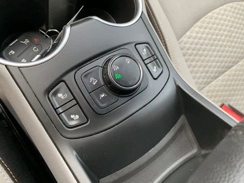 Used 2021 GMC Terrain SLE w/ Driver Convenience Package image 14