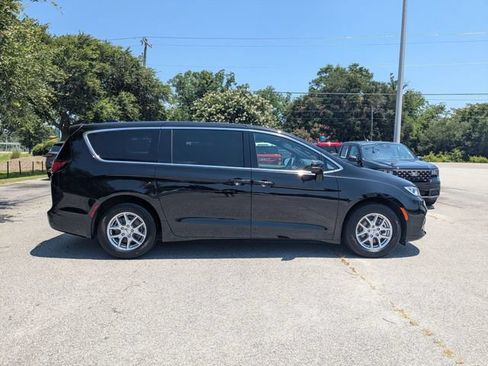 Used 2025 Chrysler Pacifica Select FWD image 2