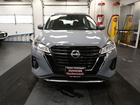 Used 2022 Nissan Kicks SV image 3