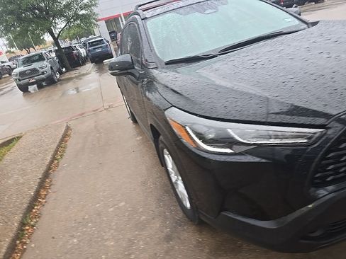 Used 2024 Toyota Corolla Cross LE image 2