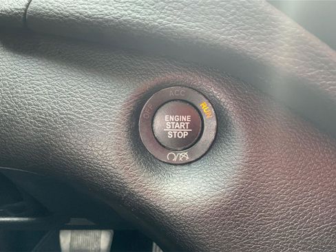 Used 2019 Jeep Cherokee Latitude Plus w/ Cold Weather Group image 32