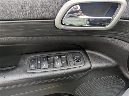 Used 2019 Jeep Grand Cherokee Altitude image 10