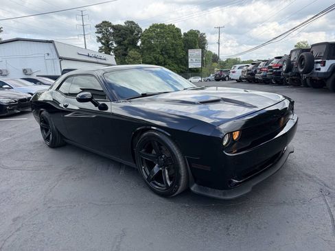 Used 2019 Dodge Challenger SXT RWD image 2