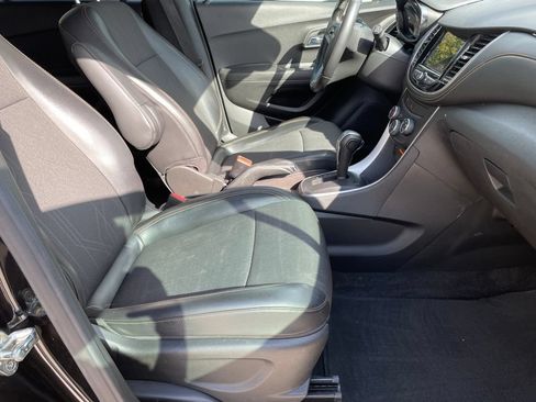 Used 2019 Chevrolet Trax LT w/ LT Convenience Package FWD image 24