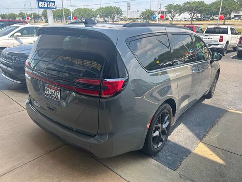Used 2024 Chrysler Pacifica Touring-L w/ S Appearance Package FWD image 6