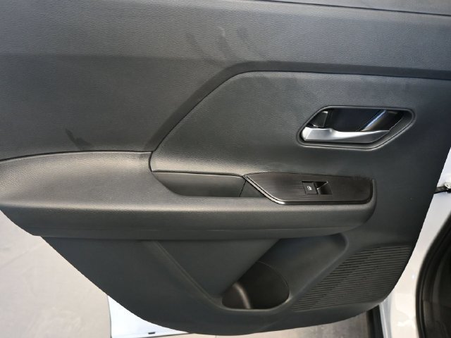 Used 2025 Nissan Kicks SV AWD/4WD image 16