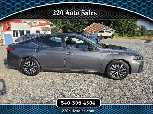 Used 2025 Nissan Altima 2.5 SV FWD image 1