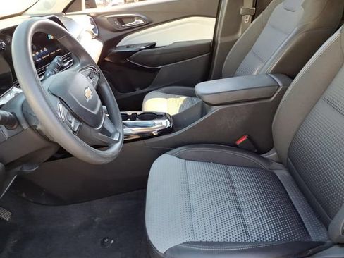 Used 2025 Chevrolet Trax LT FWD image 13