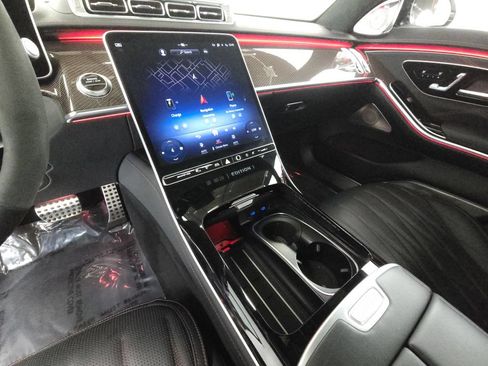 Used 2024 Mercedes-Benz S 63 AMG S w/ Carbon Fiber Exterior Package image 15
