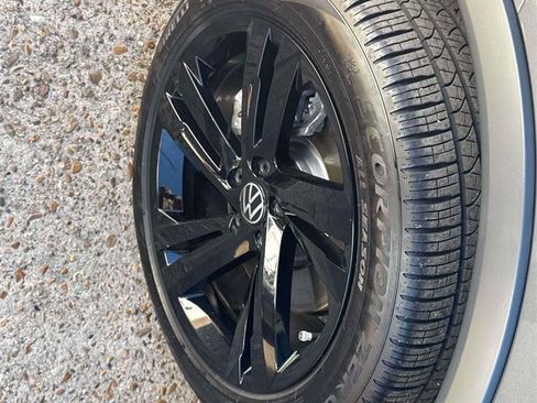 Used 2024 Volkswagen Tiguan SE R-Line image 6