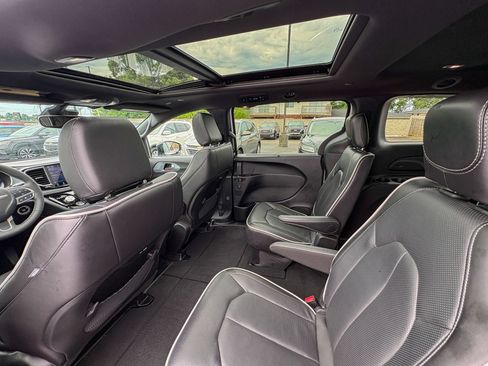 Used 2026 Chrysler Pacifica Limited FWD image 13